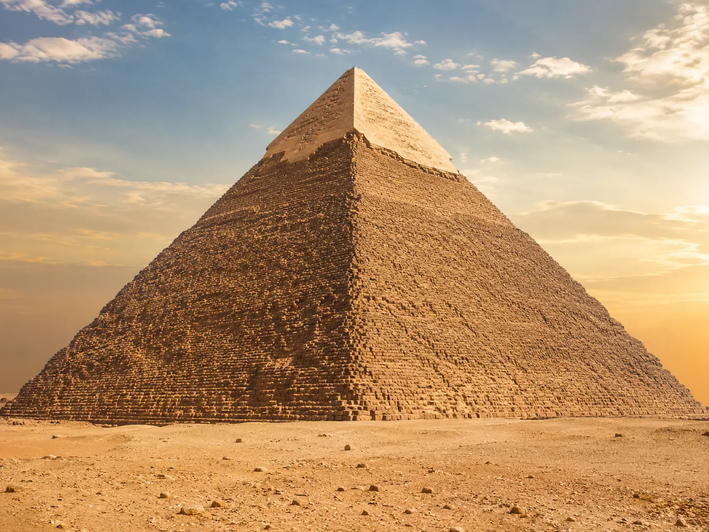 Chephren-Pyramide in Gizeh mit teilweise erhaltener Kalksteinspitze unter strahlend blauem Himmel